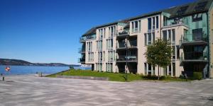 un grande edificio accanto a un corpo idrico di Cityfjord apartment in Bergen centrum a Bergen