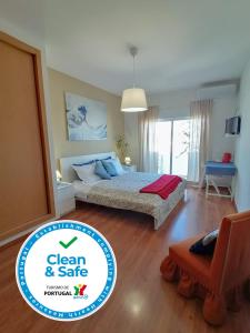 ein sauberes und sicheres Schlafzimmer mit einem Bett und einem Stuhl in der Unterkunft Casa da Valentina AL77856 in Faro