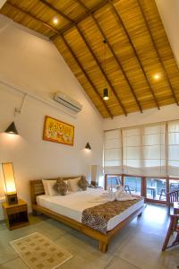 um quarto com uma cama grande num quarto em Elephant Trail em Udawalawe