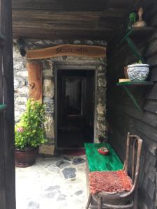una mesa verde y una silla frente a una puerta en Etno House Stari mlin, en Konjic