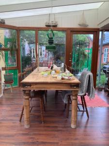 a wooden table in a living room with chairs and a tableablish at Lohalshygge in Tranekær