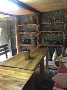 una mesa de madera con un cubo en una habitación en Etno House Stari mlin, en Konjic