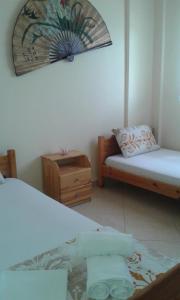 - une chambre avec un lit et une table avec un miroir dans l'établissement Porcelanico Home, à Ofrynio