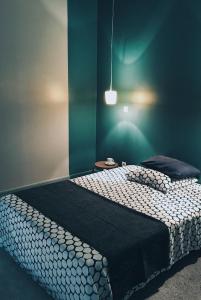 ユショーにあるFontclaire en Provenceのベッドルーム1室(ベッド2台、白黒の毛布付)
