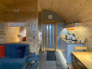 Η κουζίνα ή μικρή κουζίνα στο Daviot Luxury Pods