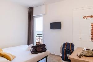 Televízia a/alebo spoločenská miestnosť v ubytovaní Hotel Jolly Roger