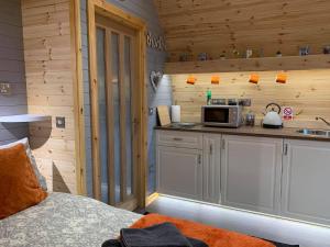 Η κουζίνα ή μικρή κουζίνα στο Daviot Luxury Pods