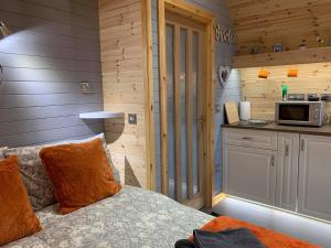 Η κουζίνα ή μικρή κουζίνα στο Daviot Luxury Pods