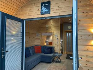 Χώρος καθιστικού στο Daviot Luxury Pods