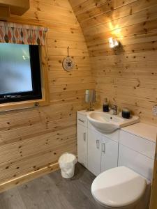Kylpyhuone majoituspaikassa Daviot Luxury Pods