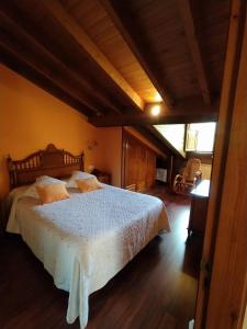 1 dormitorio con 1 cama grande en una habitación en Villalen en Cuerres