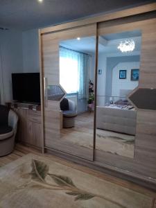 ein Wohnzimmer mit einem großen Spiegel im Zimmer in der Unterkunft Ubytovanie u Vlasty in Štrba