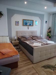 ein Schlafzimmer mit einem großen Bett und einer Ziegelwand in der Unterkunft Ubytovanie u Vlasty in Štrba