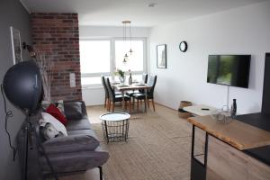 salon z kanapą i stołem w obiekcie Top 19 Alpe Maritima - Luxury Lakeview Apartment w mieście Annenheim