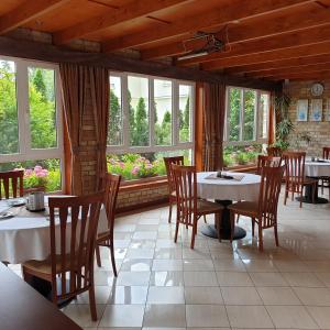A restaurant or other place to eat at Villa Dorottya