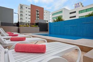 Bazén v ubytování Wyndham Garden Cancun Downtown nebo v jeho okolí