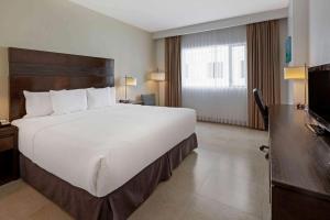 Postel nebo postele na pokoji v ubytování Wyndham Garden Cancun Downtown