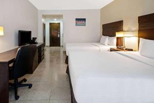 Postel nebo postele na pokoji v ubytování Wyndham Garden Cancun Downtown