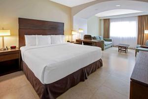 Postel nebo postele na pokoji v ubytování Wyndham Garden Cancun Downtown