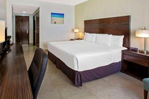 Postel nebo postele na pokoji v ubytování Wyndham Garden Cancun Downtown