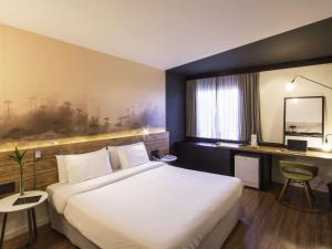 Cama ou camas em um quarto em Hotel Cassino Tower Curitiba Aeroporto By Nacional Inn