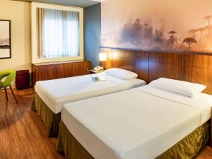 Cama ou camas em um quarto em Hotel Cassino Tower Curitiba Aeroporto By Nacional Inn
