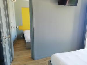 Ένα ή περισσότερα κρεβάτια σε δωμάτιο στο Hôtel Evan