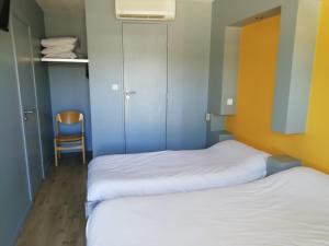 Ένα ή περισσότερα κρεβάτια σε δωμάτιο στο Hôtel Evan