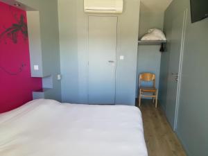Ένα ή περισσότερα κρεβάτια σε δωμάτιο στο Hôtel Evan