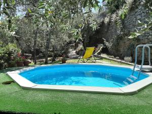 una grande piscina con sedia e tavolo di Casa Vacanze Ada a Fiesole