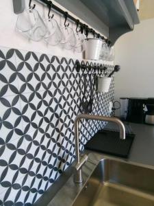 una cocina con un diseño en blanco y negro en la pared en Studio Bluuven en Scharendijke
