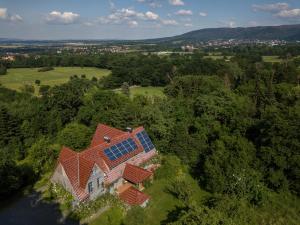 una vista aérea de una casa con paneles solares en su techo en Forsthaus Goldberg, en Bad Harzburg