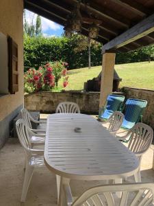 una mesa blanca y sillas en un patio en Capannina Vesale en Sestola