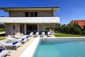 The swimming pool at or close to Villa Animeta