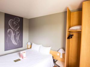 Säng eller sängar i ett rum på ibis Colmar Est - Hotel Restaurant en Alsace