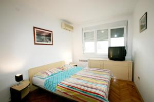 1 dormitorio con 1 cama y TV en Apartment Bridge, en Belgrado