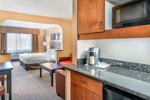 Una cocina o zona de cocina en Clarion Pointe Medford