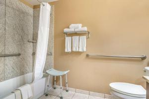 Un baño de Clarion Pointe Medford