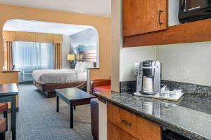Una cocina o zona de cocina en Clarion Pointe Medford