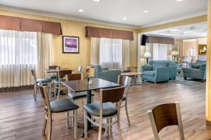 Zona de estar de Clarion Pointe Medford