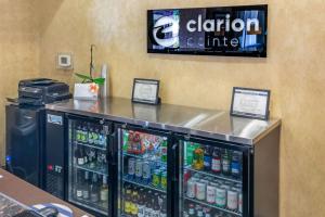 Certificado, premio, señal o documento que está expuesto en Clarion Pointe Medford