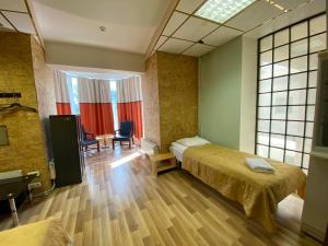 塔林的住宿－Majaka Hostel，酒店客房带两张床、一张桌子和椅子。