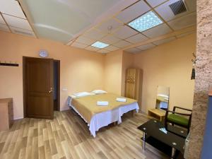 Postel nebo postele na pokoji v ubytování Majaka Hostel