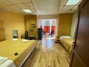 Postel nebo postele na pokoji v ubytování Majaka Hostel