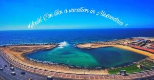 een luchtzicht op een strand en de oceaan bij Romance Alexandria Hotel in Alexandrië