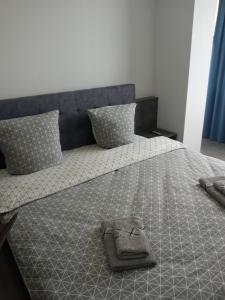 Una cama con un par de zapatillas encima. en Luxury Central Apartment en Úzhgorod
