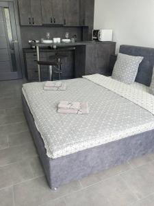 Una cama o camas en una habitación de Luxury Central Apartment