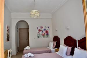 Habitación con 2 camas en una habitación en Minoa Hotel en Náousa
