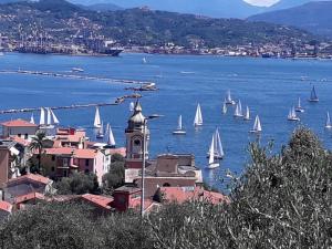 eine Gruppe von Booten im Wasser mit einem Uhrturm in der Unterkunft La Stanzetta Viola in Fezzano