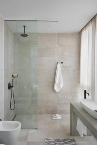 Bilik mandi di Design Villa Noble with Spa